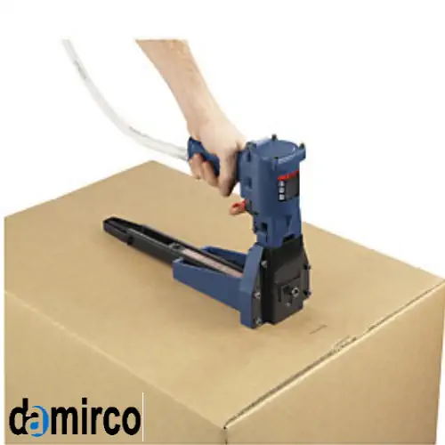 عکس دستگاه منگنه کارتن به همراه اپراتور در حال منگنه کردن کارتن