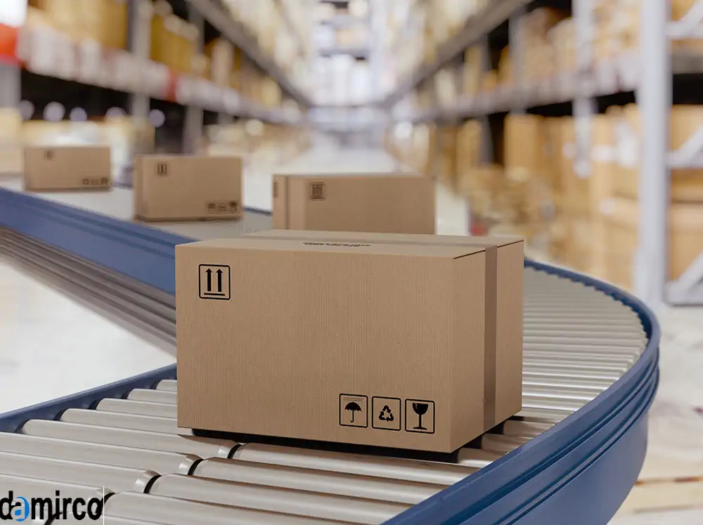 عکس جعبه های بسته بندی شده کارتن بر روی نوار نقاله