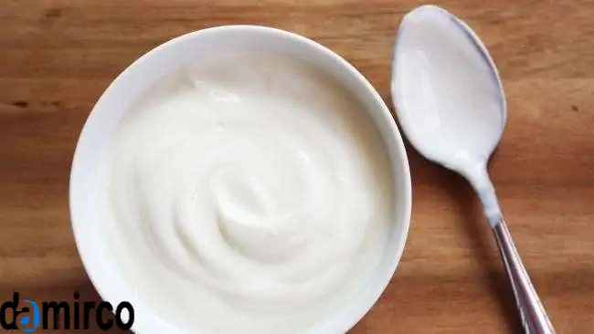عکس یک کاسه ماست به همراه قاشق