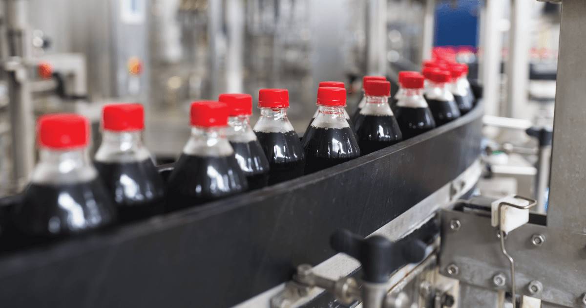 عکس نوشابه بطری در خط تولید نوشابه