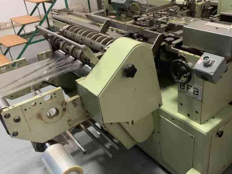 عکس دستگاه سلفون کش از نمای نزدیک به رنگ سبز