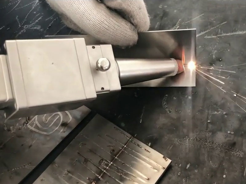 دستگاه جوش لیزر در حال جوش فلزات