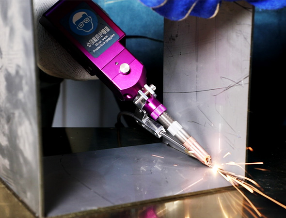 اپراتور در حال کار با دستگاه جوش لیزر