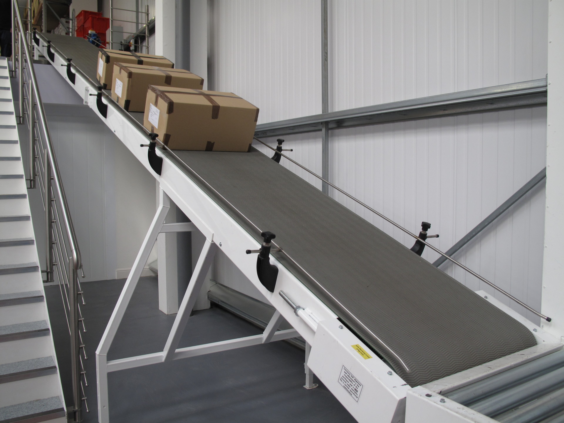 عکس نوار نقاله به همراه کارتن ها