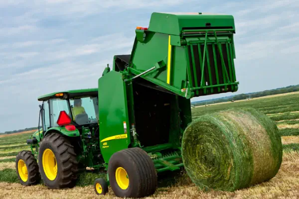 عکس دستگاه بیلر سبز رنگ در مزرعه