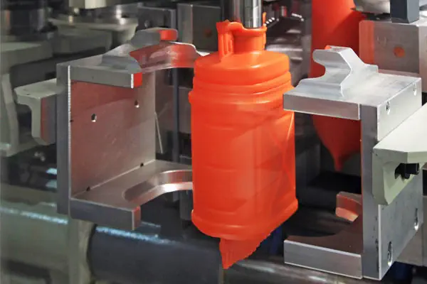 عکس بشکه پلاستیکی نارنجی در دستگاه تولید بشکه پلاستیکی