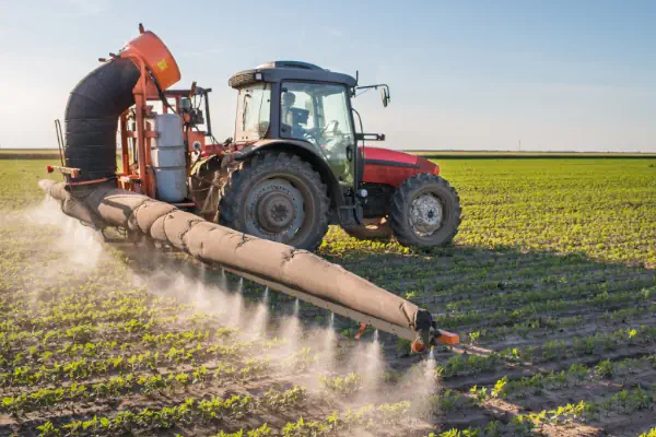 سمپاشی زمین کشاورزی با کمک دستگاه سمپاش و تراکتور