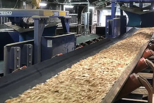 عکس دستگاه خردکن چوب در حال کار