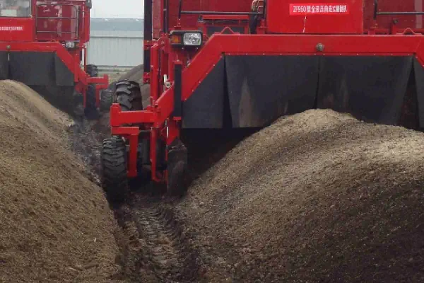 عکس دستگاه کمپوست در حال کار