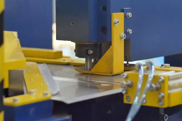 دستگاه برش crgo هنگام کار