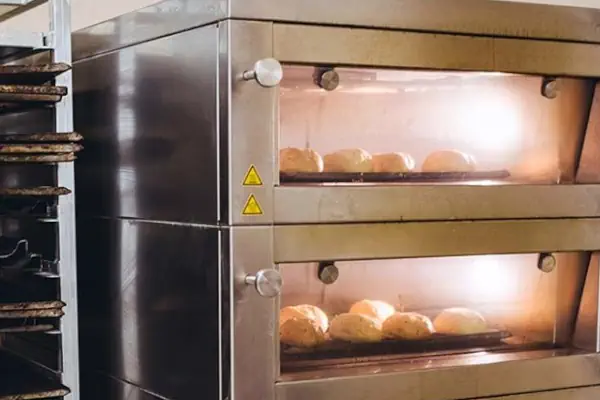 عکس شیرینی در فر قنادی