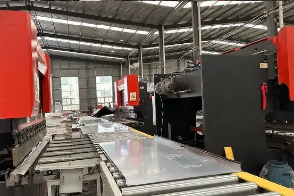 عکس خط تولید درب فلزی در حین کار