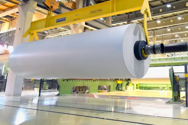 رول بزرگ کاغذ در دستگاه تولید کاغذ