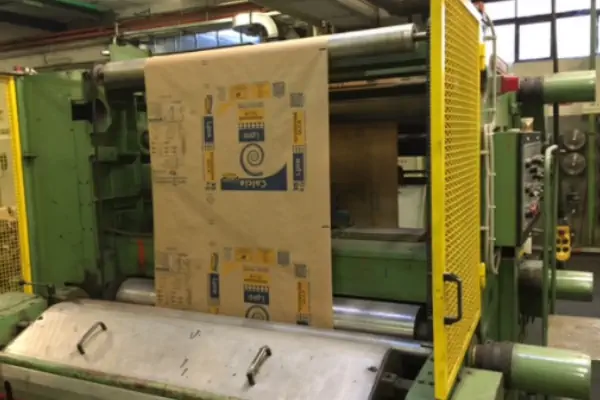 عکس دستگاه تولید پاکت کاغذی در حین کار