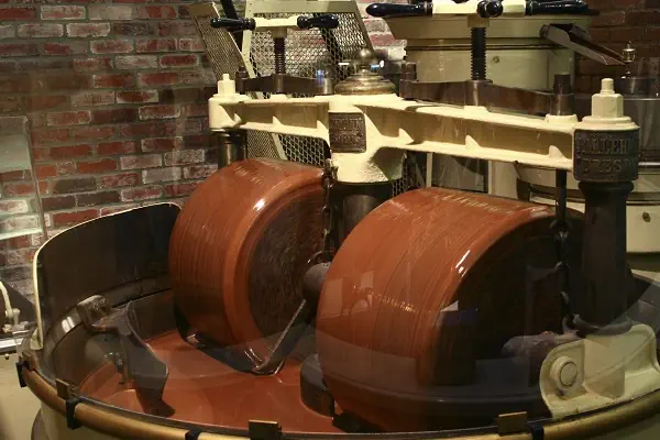 عکس یکی از دستگاه های خط تولید شکلات