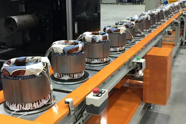 خط مونتاژ الکتروموتور در کارخانه