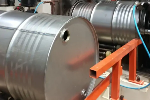 عکس بشکه استیل در خط تولید بشکه فلزی