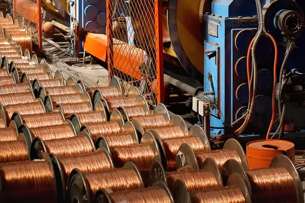 عکس سیم پیچ مسی در خط سیم و کابل