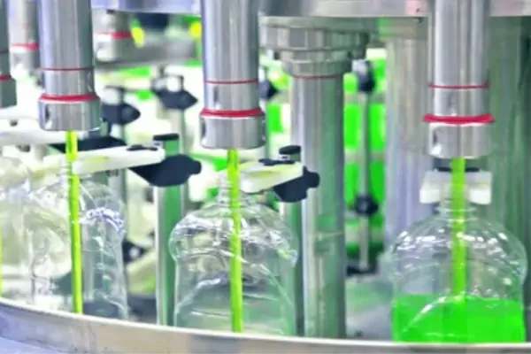 عکس صابون سبز رنگ در حین پر شدن در خط تولید صابون مایع