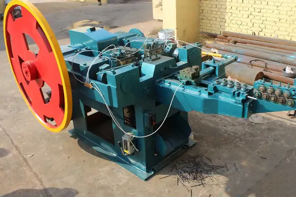 عکس دستگاه تولید میخ در فضای کارگاه