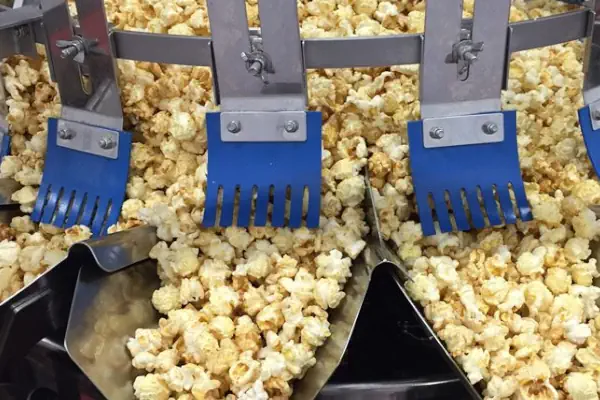 عکس پاپ کورن در دستگاه تولید پاپ کورن