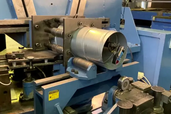 عکس از مراحل پایانی خط تولید کانال تهویه