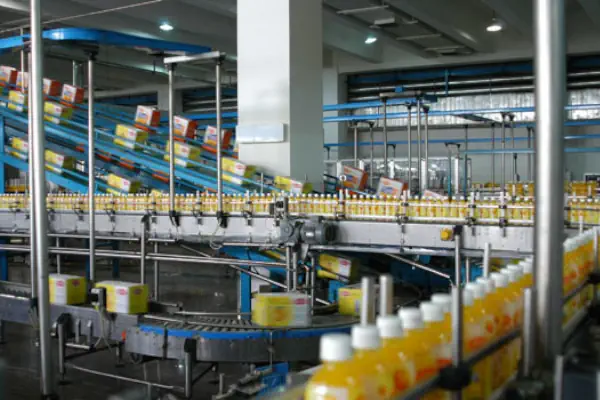 بطری آب پرتقال در دستگاه آبگیری میوه