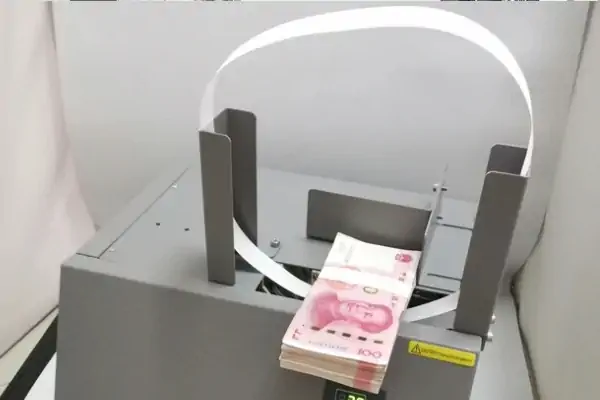 یک دسته اسکناس در دستگاه باندرول