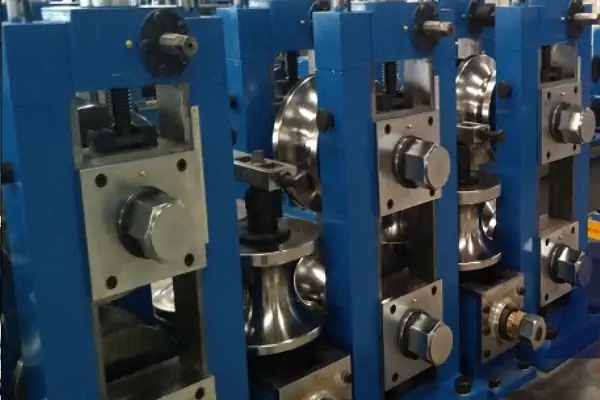 عکس دستگاه تیوب میل از نمای نزدیک که غلطک ها نیز مشخص هستند