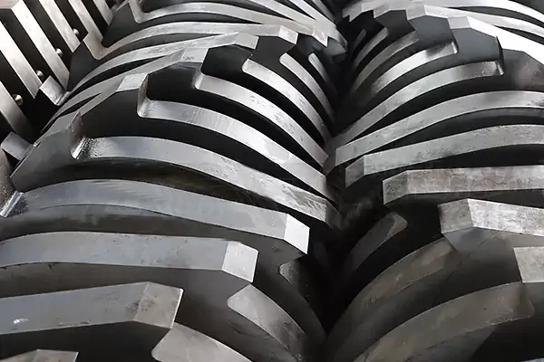 عکس تیغه های دستگاه شریدر ضایعات از نمای نزدیک