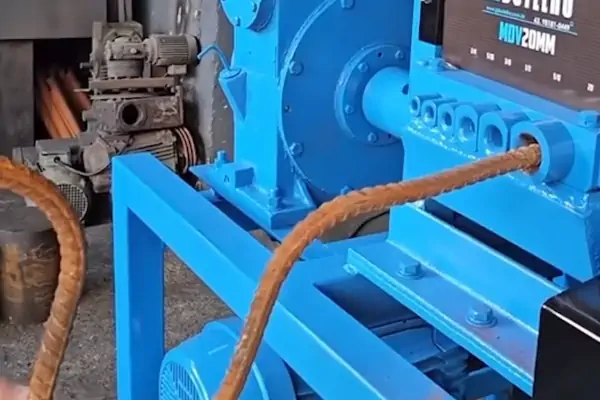 عکس دستگاه صاف کن میلگرد در حین ورود میلگرد خم به دستگاه