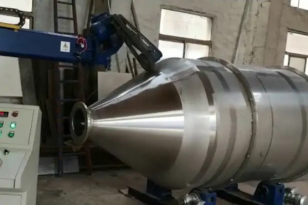 عکس دستگاه پولیش اتوماتیک در حین کار روی مخزن