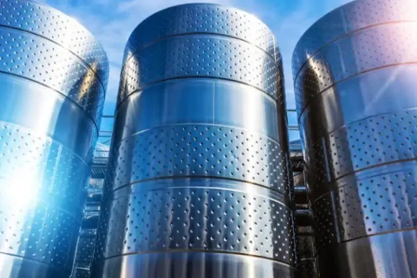 عکس مخزن استیل عمودی فلنج دار در محوطه آزاد