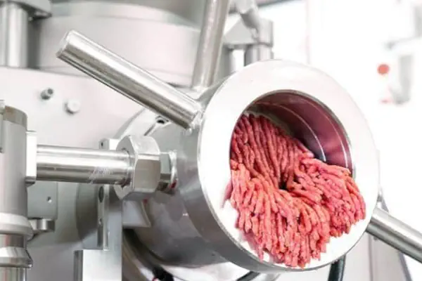 عکس چرخ گوشت صنعتی در حال چرخ کردن گوشت