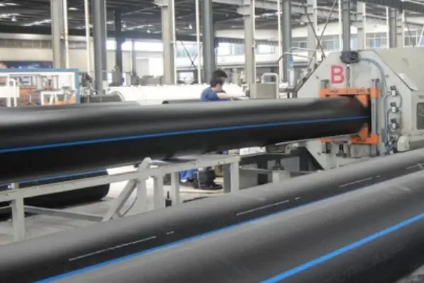 عکس لوله های بزرگ پلی اتیلن در خط تولید لوله پلی اتیلن