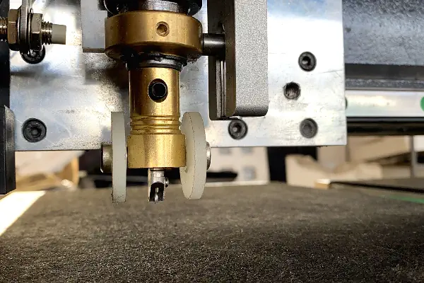 عکس شیشه زیر دستگاه سی ان سی برش شیشه