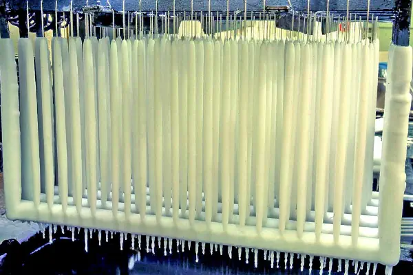 دستگاه تولید شمع در کنار شمع