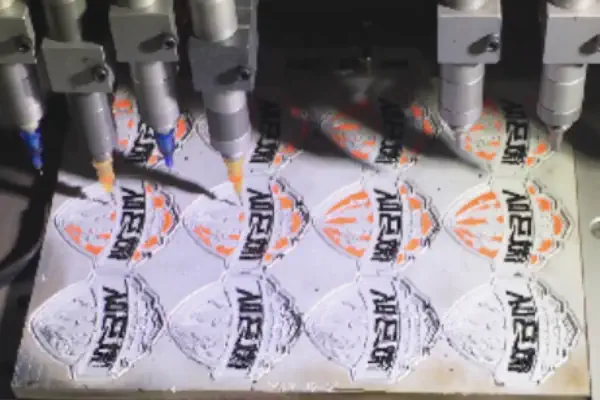 عکس دستگاه تولید لیبل در حال لیبل زنی