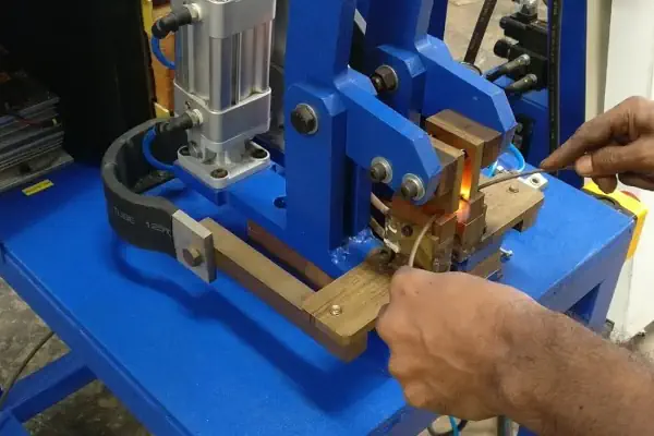 عکس دستگاه جوش بات در حال کار