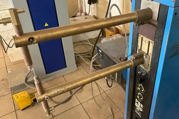 عکس دستگاه جوش نقطه ای در کارگاه