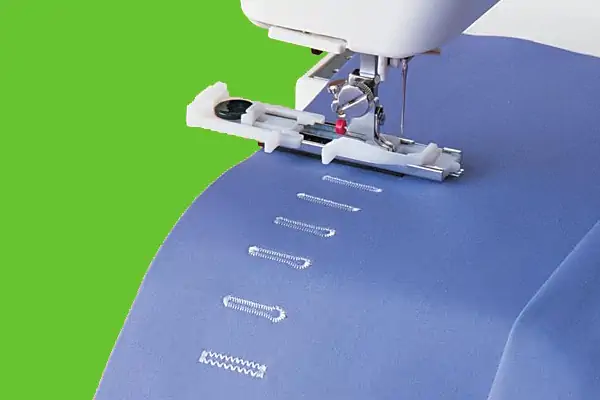 دستگاه جا دکمه دوز در حال دوخت جا دکمه بر روی پارچه