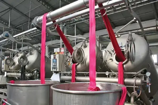 عکس دستگاه رنگرزی نخ و پارچه در حال کار