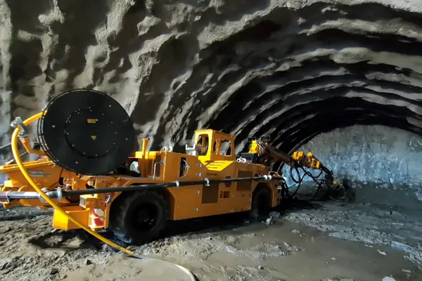 عکس دستگاه شاتکریت در غار