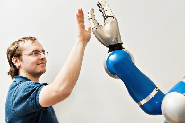 عکس انسان و ربات در کنار هم