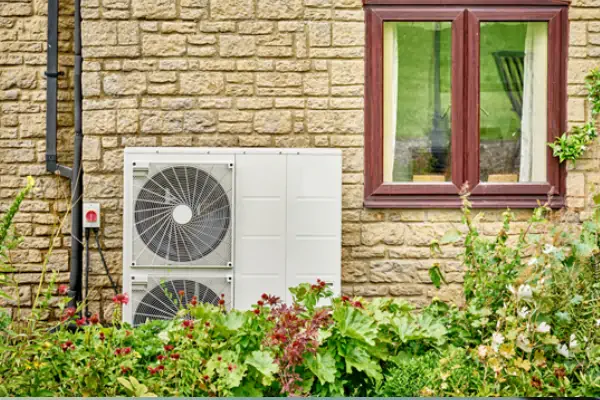 عکس پمپ حرارتی نصب شده مقابل ساختمان