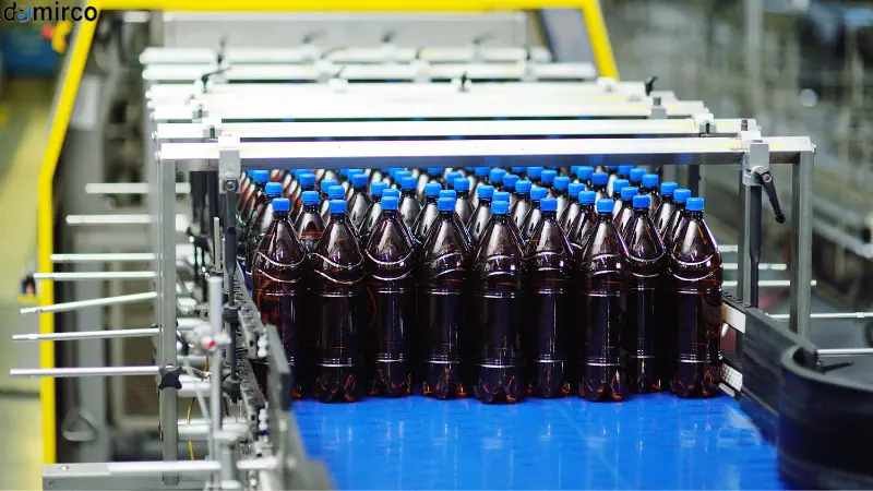 خط تولید نوشابه در حال کار