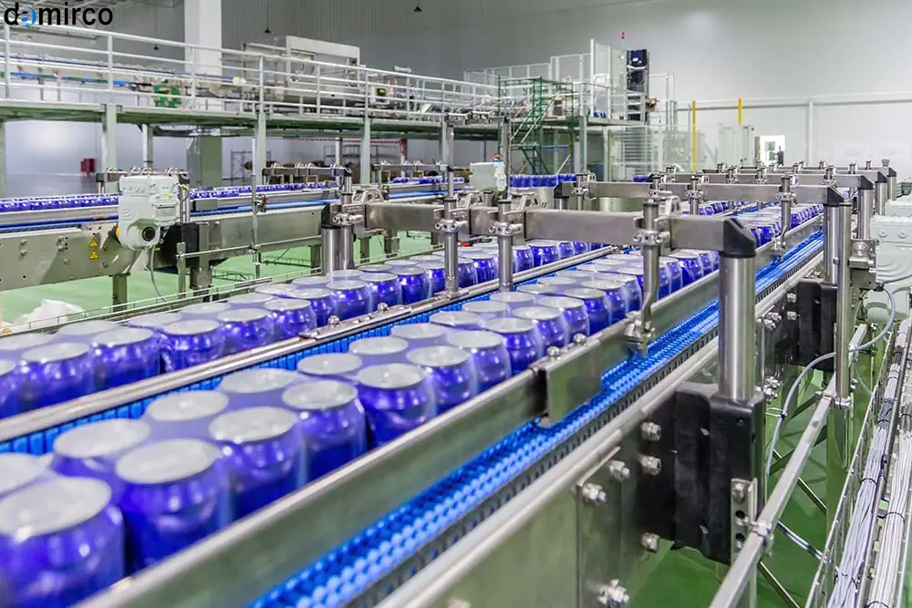 خط تولید نوشابه دست دوم در حال کار با بطری‌های نوشابه