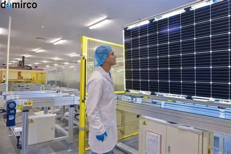 نیروگاه خورشیدی با پنل‌های تولید ایران