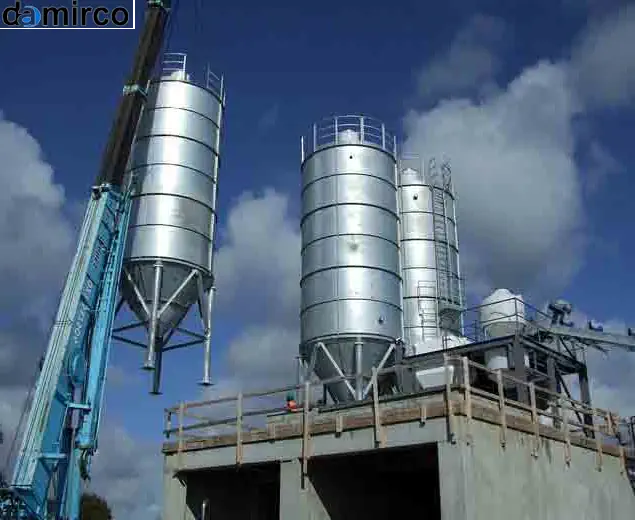 سیلوهای سیمان در یک کارخانه تولید سیمان در ایران