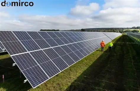 خط تولید پنل خورشیدی در حال کار با تجهیزات پیشرفته صنعتی و پنل‌های خورشیدی آماده.